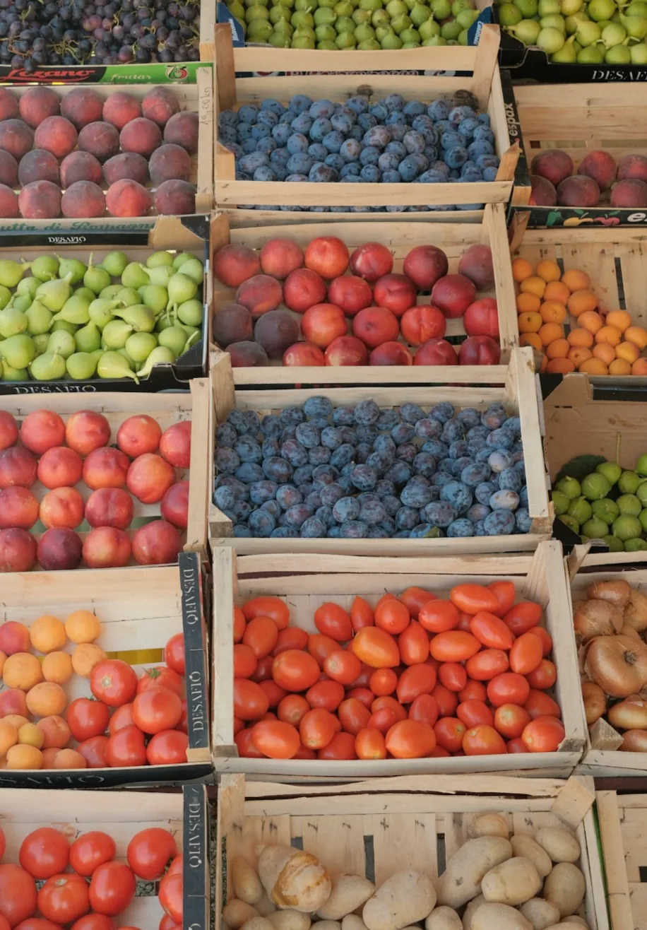 Cajas de madera con frutas y verduras listas para la venta